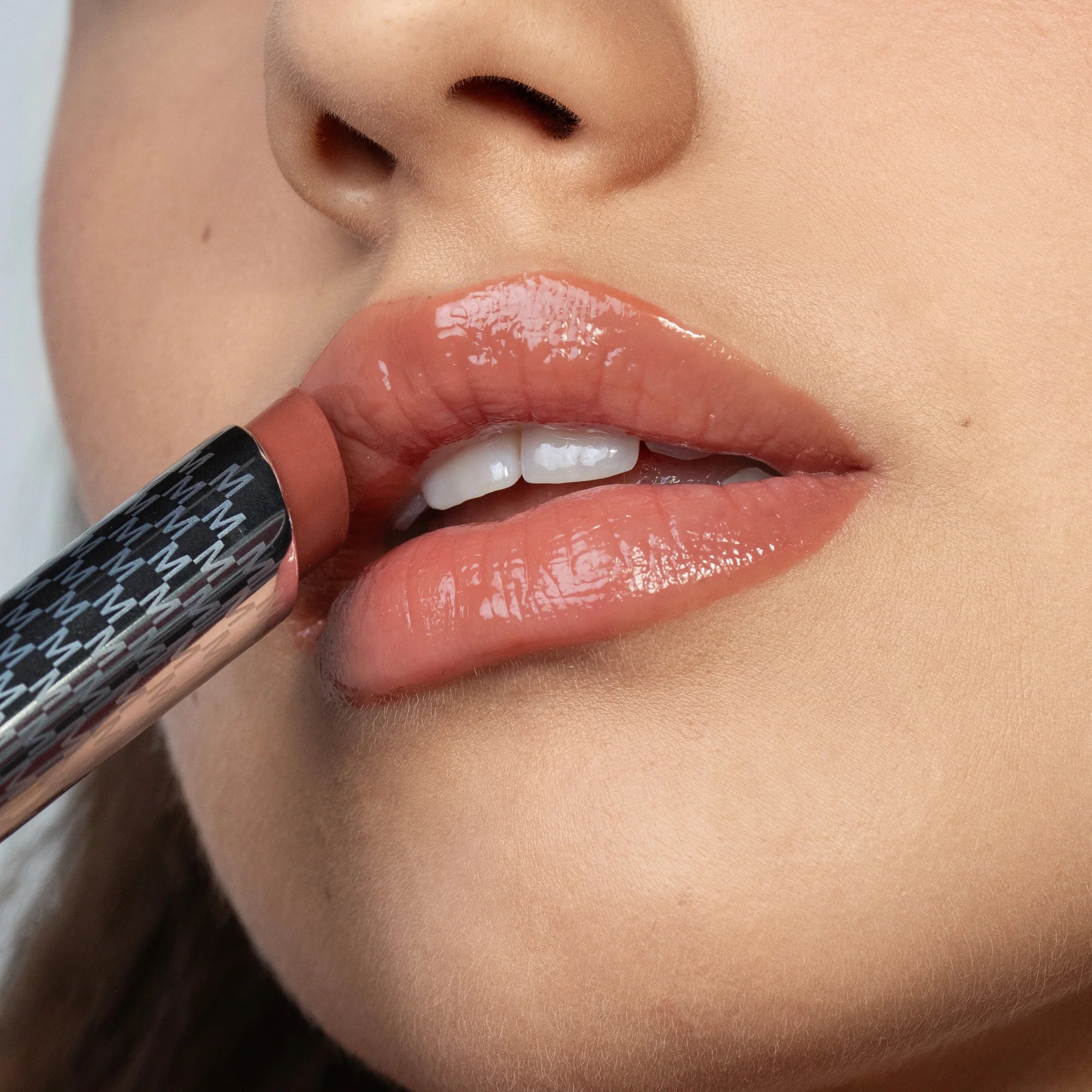 Mesauda putlinantis lūpų balzamas „Hydramorphosis tinted lip balm“