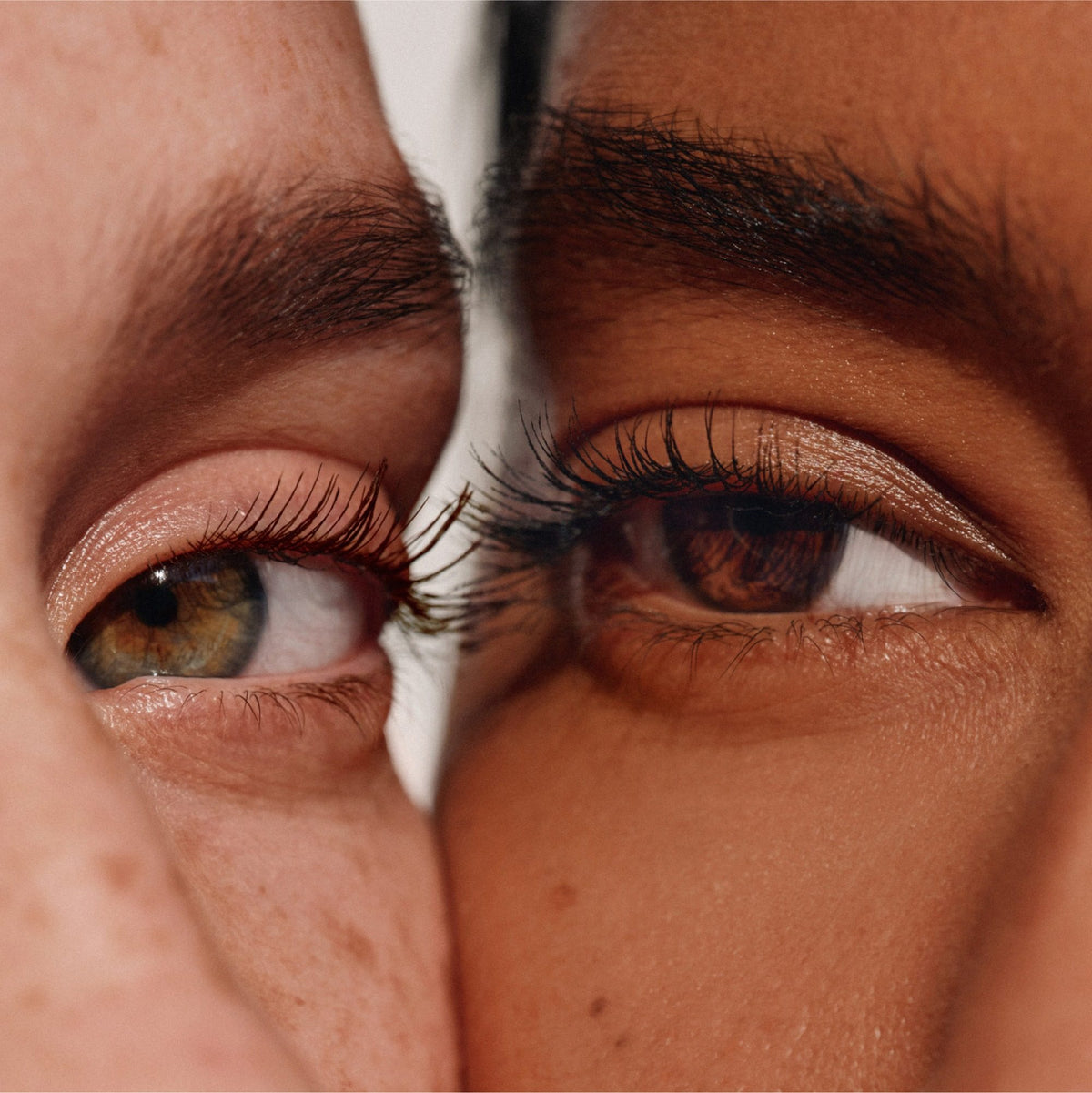 Dviejų modelių akys iš arti – ILIA Limitless Lash Mascara blakstienų tušu paryškintos ir atskirtos blakstienos