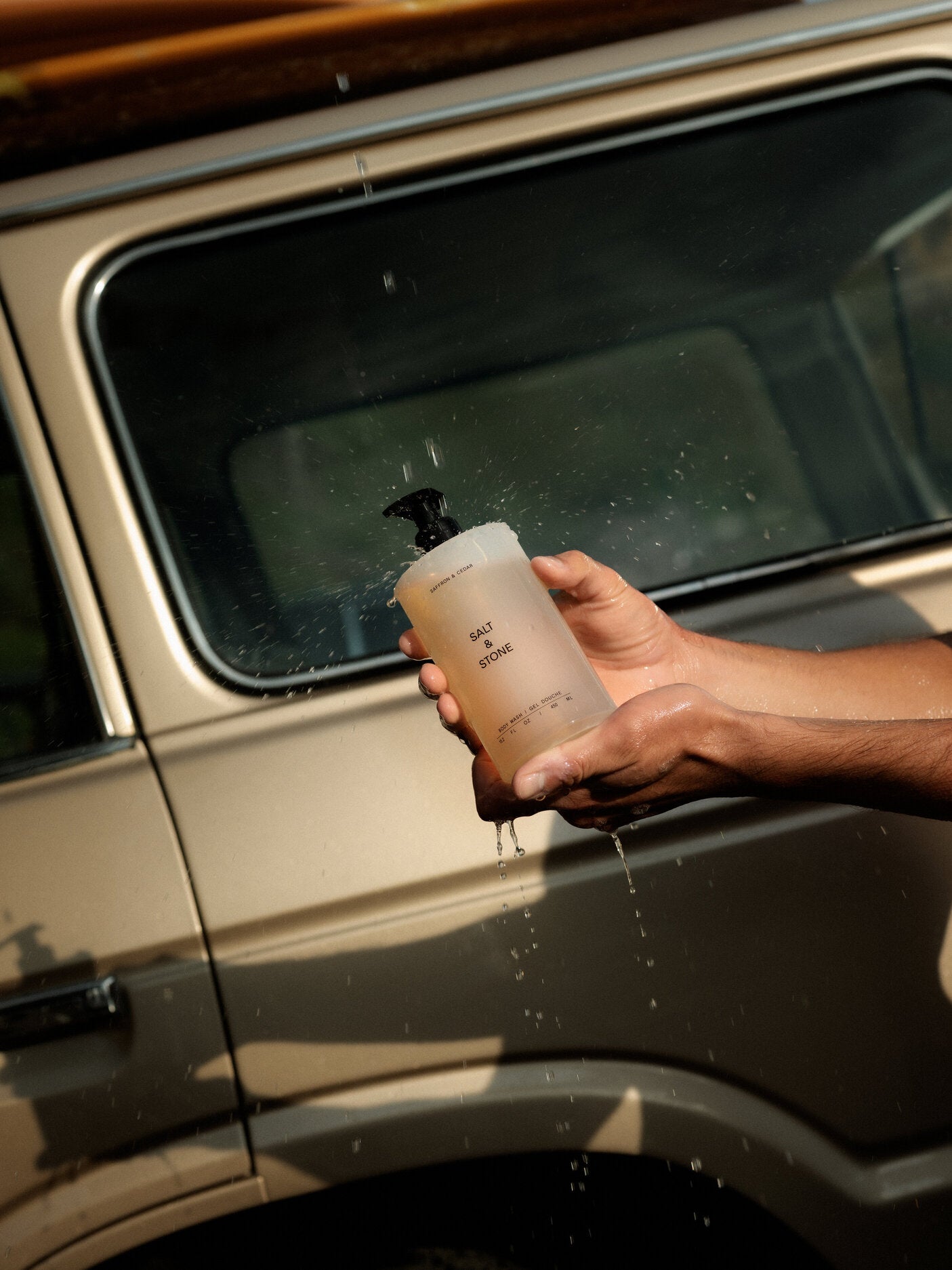 Salt&Stone drėkinantis dušo gelis Saffron&Cedar