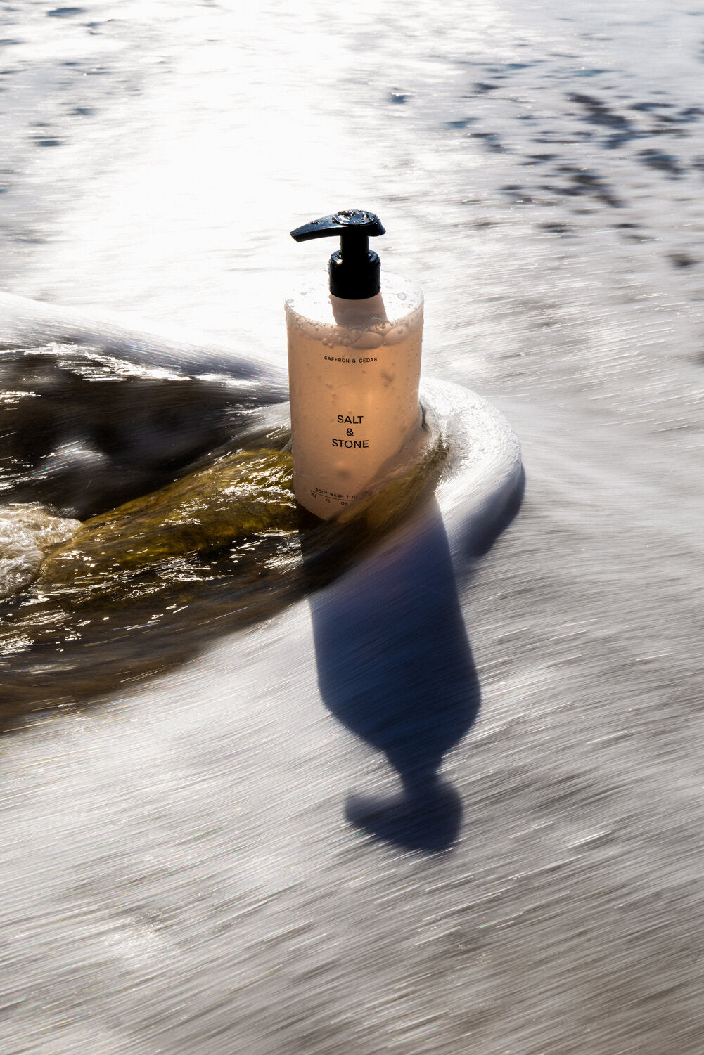 Salt&Stone drėkinantis dušo gelis Saffron&Cedar