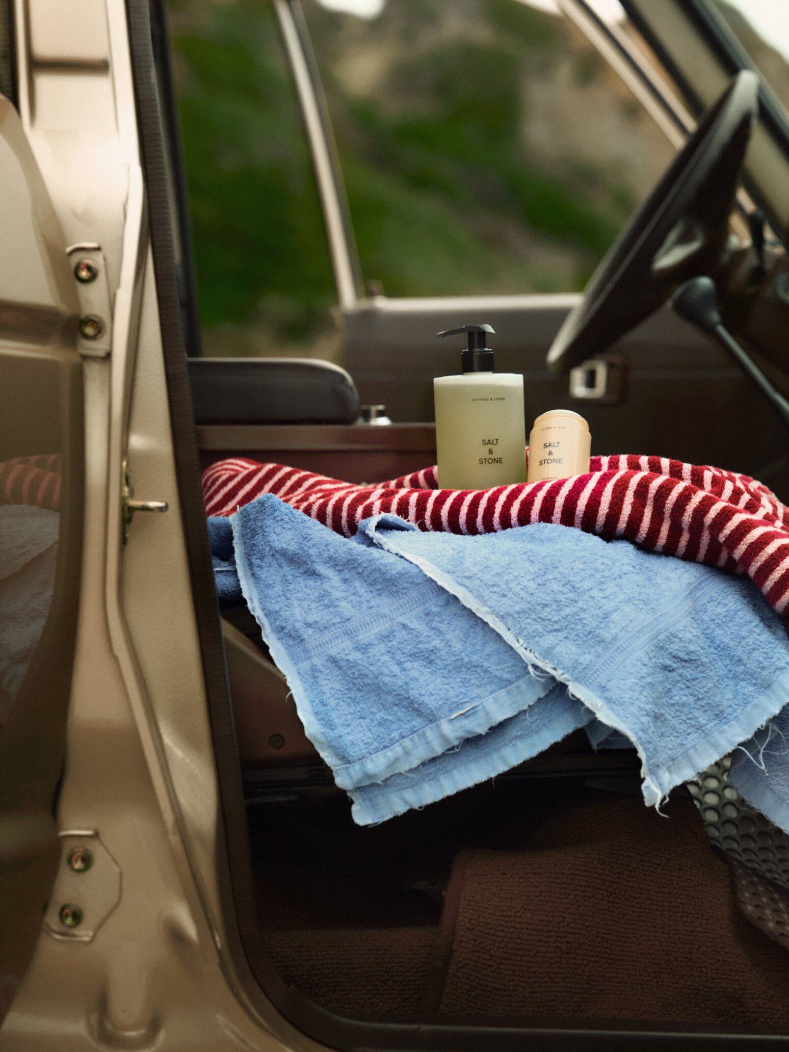 Salt&Stone drėkinantis dušo gelis Saffron&Cedar