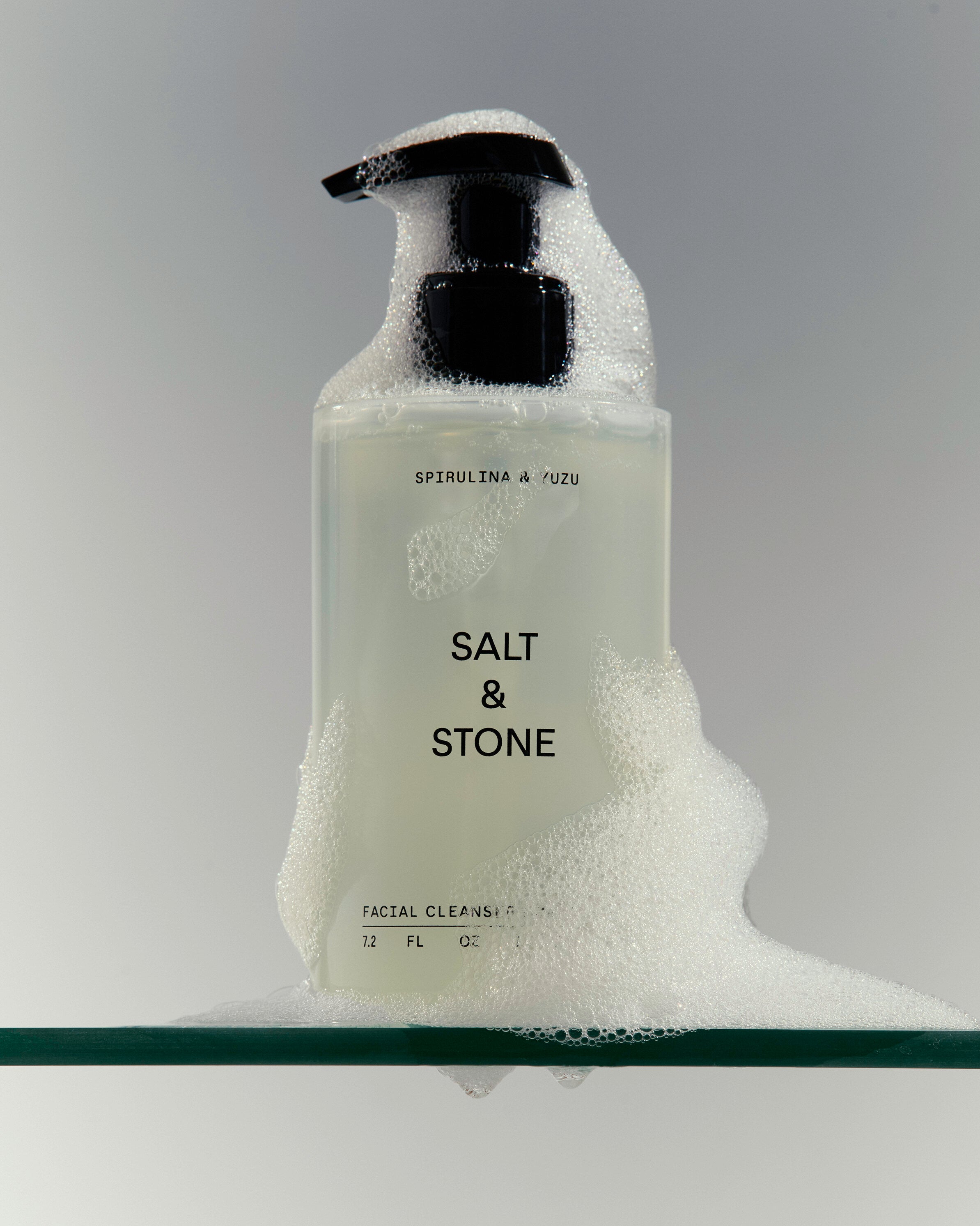 Drėkinantis ir raminantis Salt&Stone veido prausiklis “Spirulina&Yuzu facial cleanser”