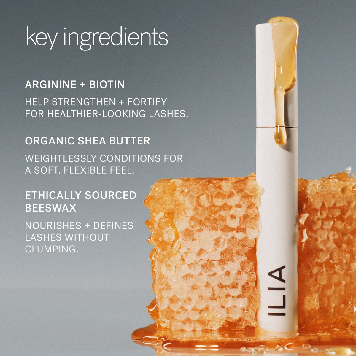 ILIA Limitless Lash Mascara tušas šalia medaus korio – sudėtyje argininas, biotinas, taukmedžio sviestas ir bičių vaškas